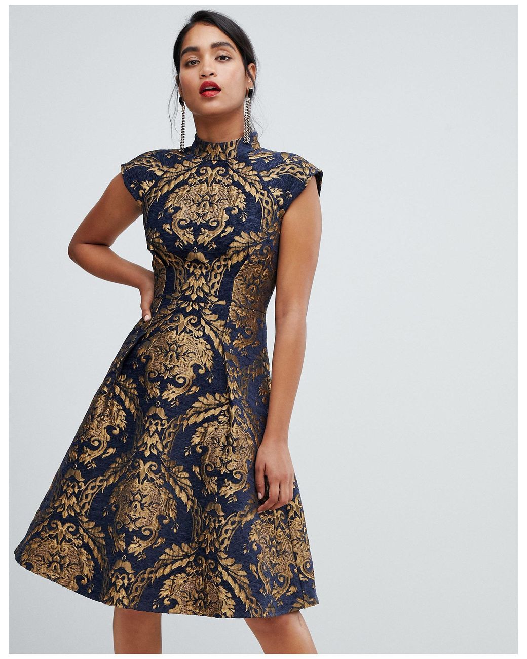 Robe patineuse mi longue coupe bandeau en jacquard Chi Chi London Lyst