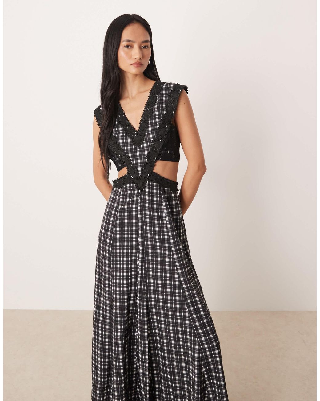 Robe longue sans manches en dentelle appliquée à carreaux et découpe - noir ASOS en coloris Multicolor