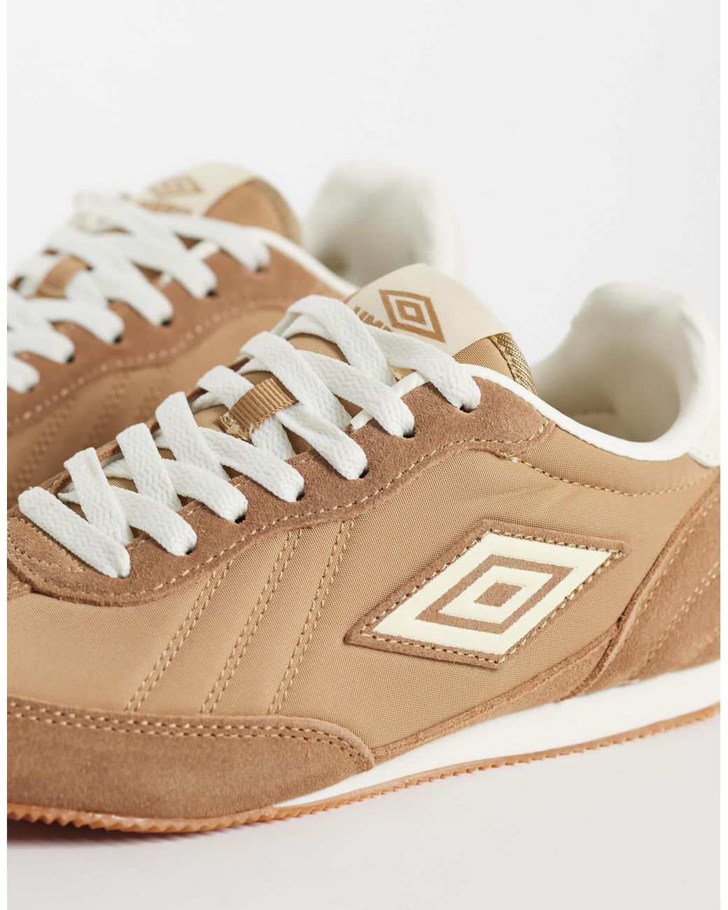 Gorton baskets en daim Umbro en coloris White