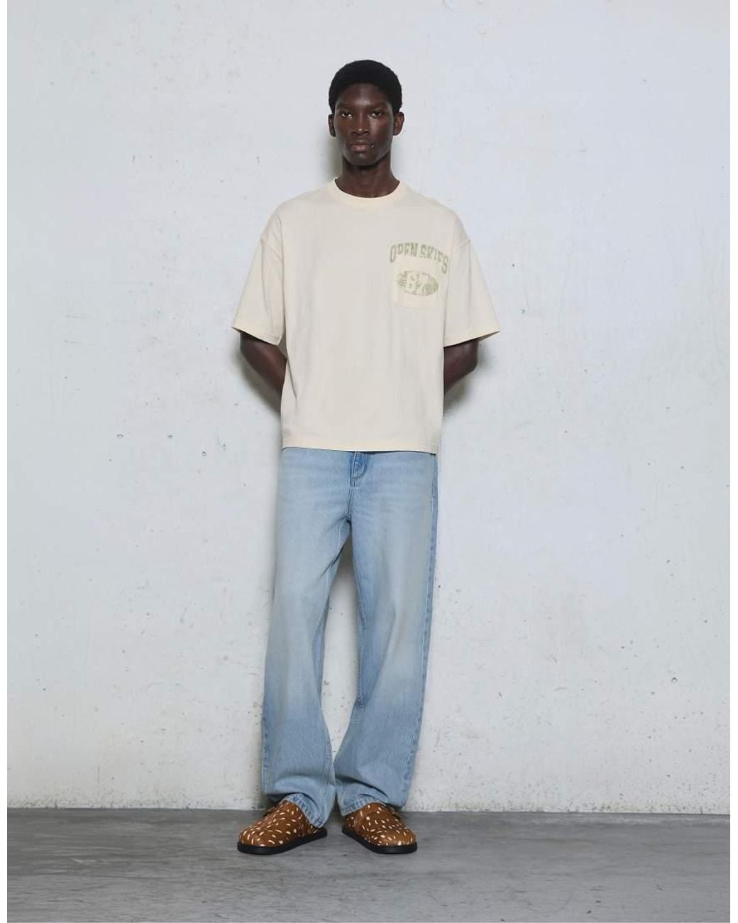 Pull&Bear White Relaxed Fit Graphic Pocket T-shirt for men