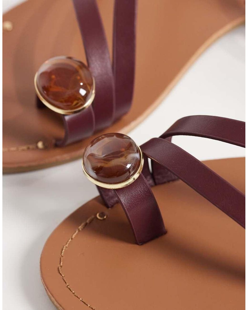 SEQWL Red Strappy Flat Sandals With Toe Embellishment