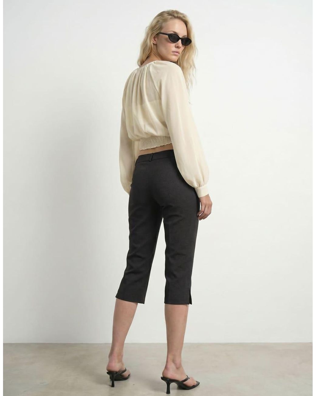 Doris Pantaloni Capri Sartoriali Slim Fit Al Ginocchio Con Spacchi Laterali Neri di HYPEDROP in Natural