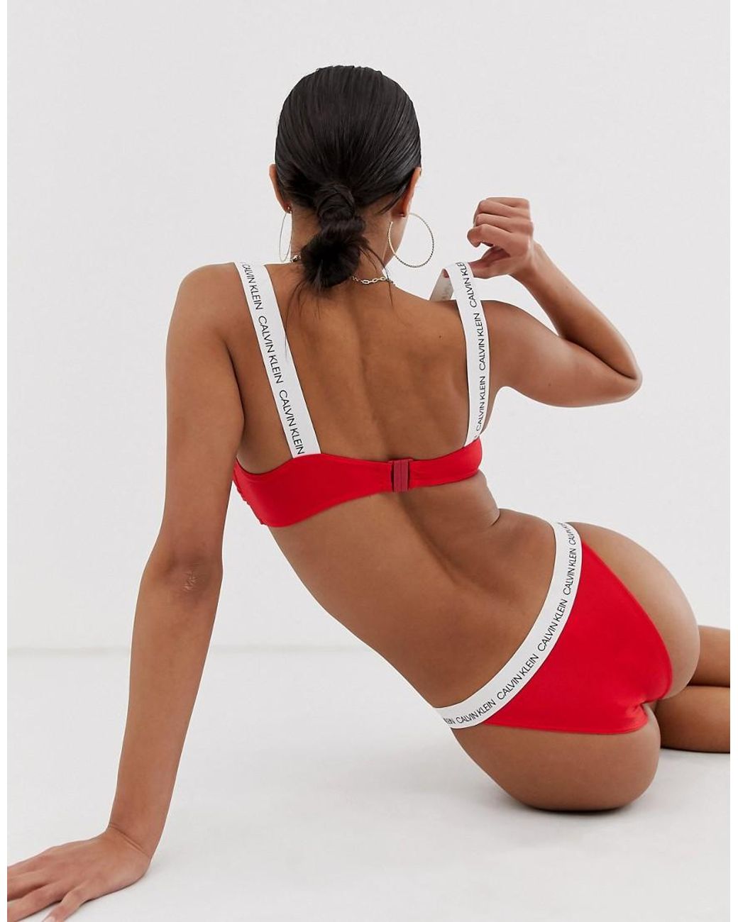 Calvin Klein Baumwolle Trgerloses Bikinioberteil in Rot mit Logo in Rot |  Lyst AT
