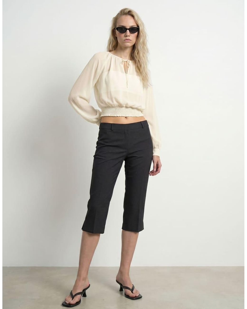 Doris Pantaloni Capri Sartoriali Slim Fit Al Ginocchio Con Spacchi Laterali Neri di HYPEDROP in Natural