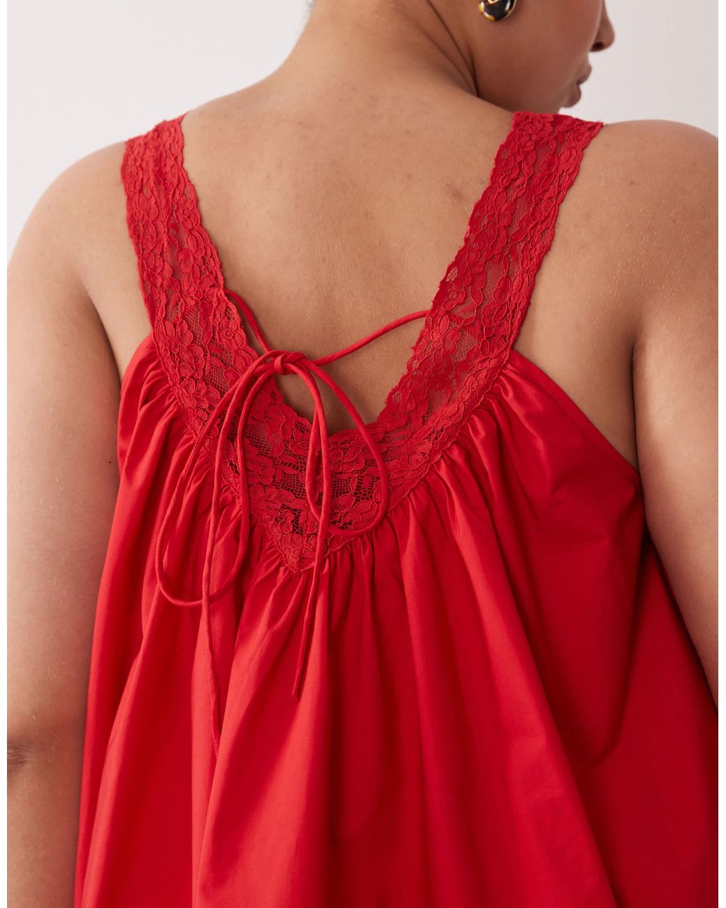 Asos design curve - robe d'été coupe babydoll courte en popeline avec col v et superposition en dentelle - tomate ASOS en coloris Red