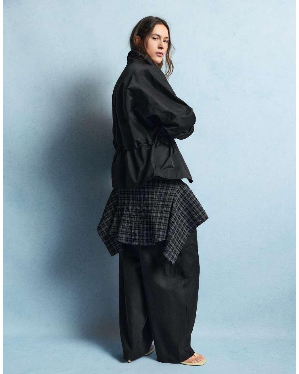 Giacca A Vita Con Coulisse E Collo A Imbuto Nera di Pull&Bear in Black