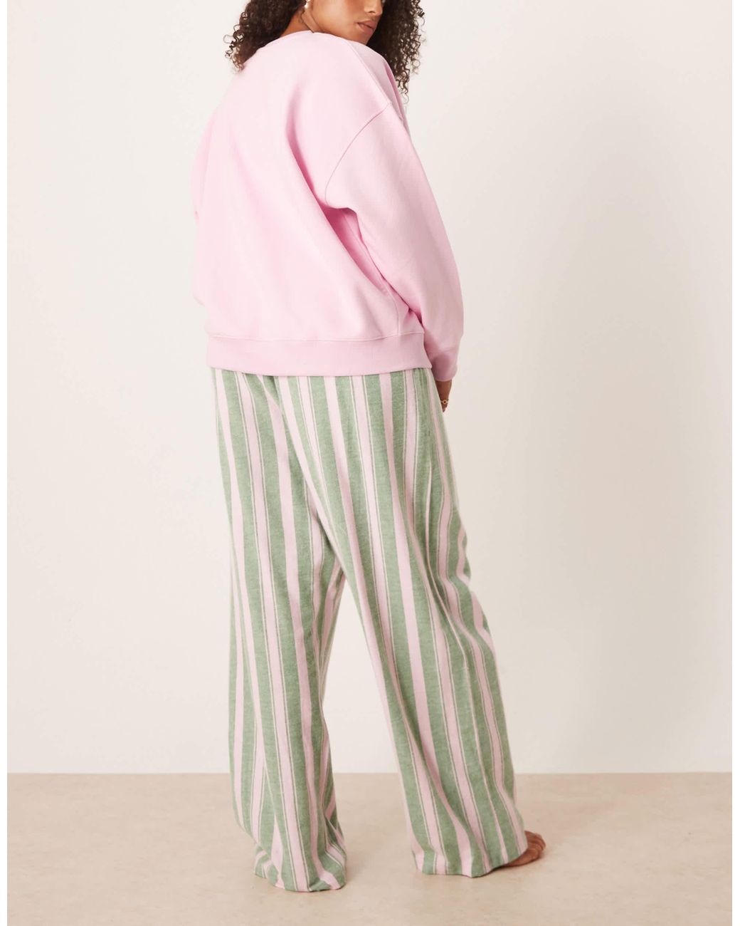 ASOS Pink Asos design curve – pyjama-set aus jersey-sweatshirt mit logo und gewebter hose mit streifen