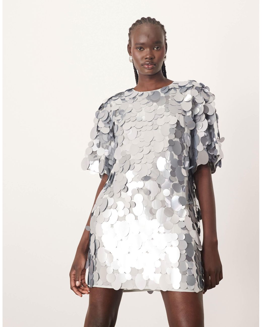 ARRANGE Natural – mit scheibenpailletten verziertes kurzes t-shirt-kleid