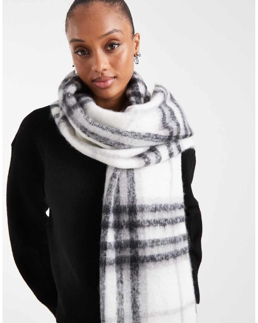 Sciarpa Bianca E Nera A Quadri Con Nappe Intrecciate di ASOS in Black