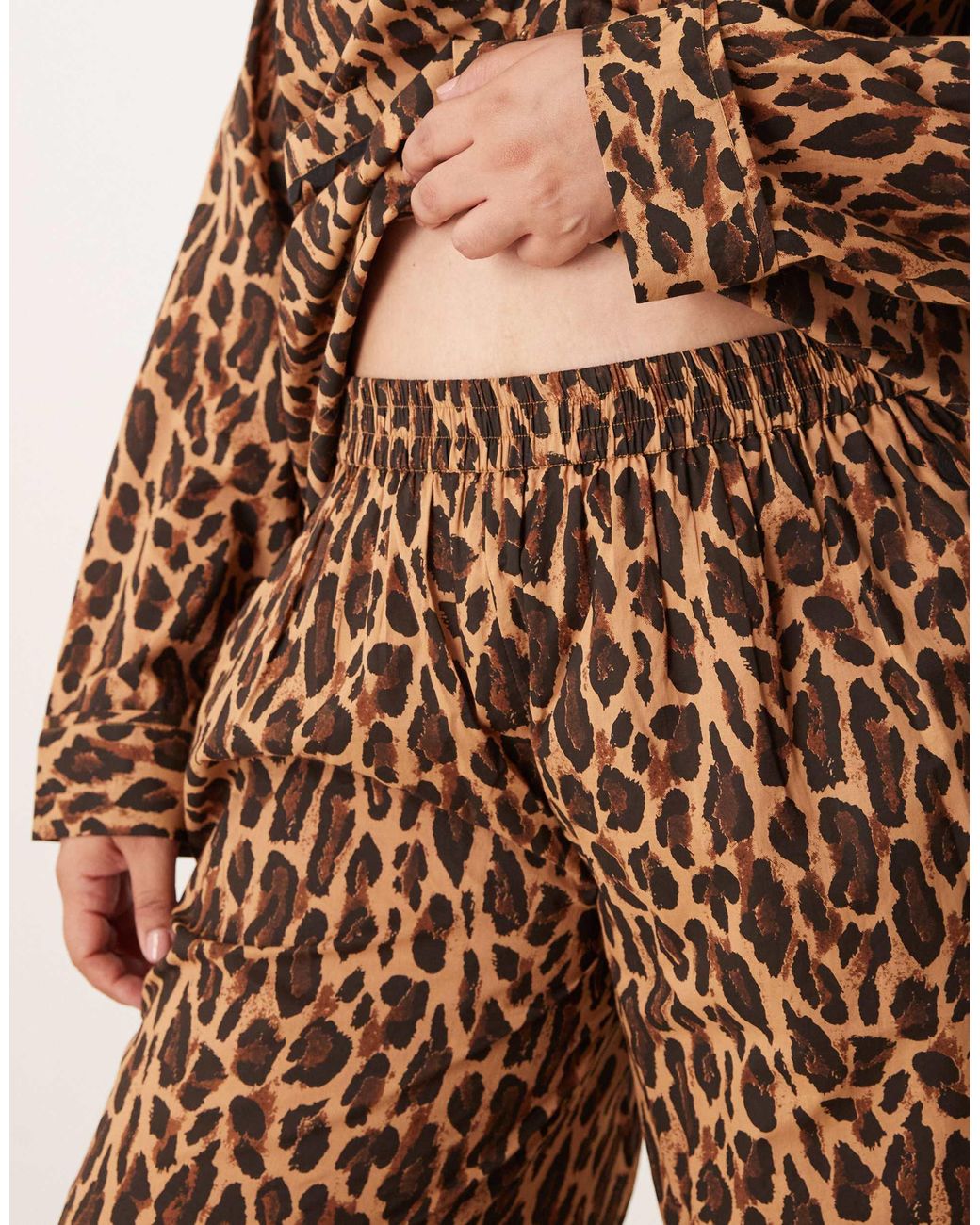 ASOS Brown Asos design curve – webstoff-pyjama aus hemd mit muschelsaum und hose, mit leopardenmuster
