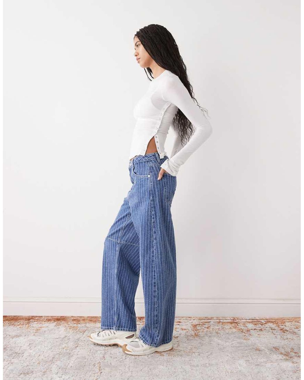 Weekday Aansluitende Top Met Lange Mouwen, Knopen En Asymmetrische Zoom in het White