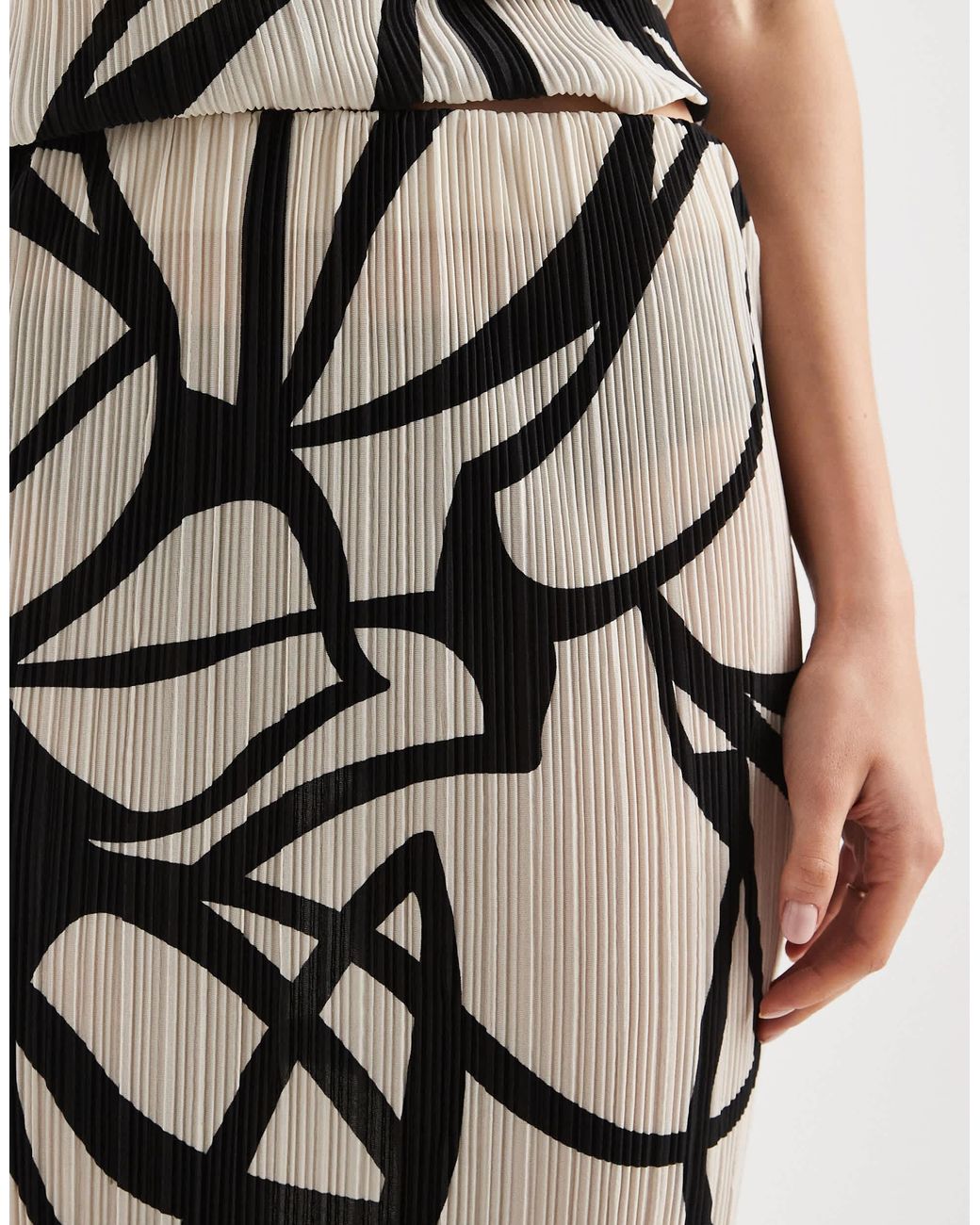 Vero Moda White – plissee-maxirock mit abstraktem muster