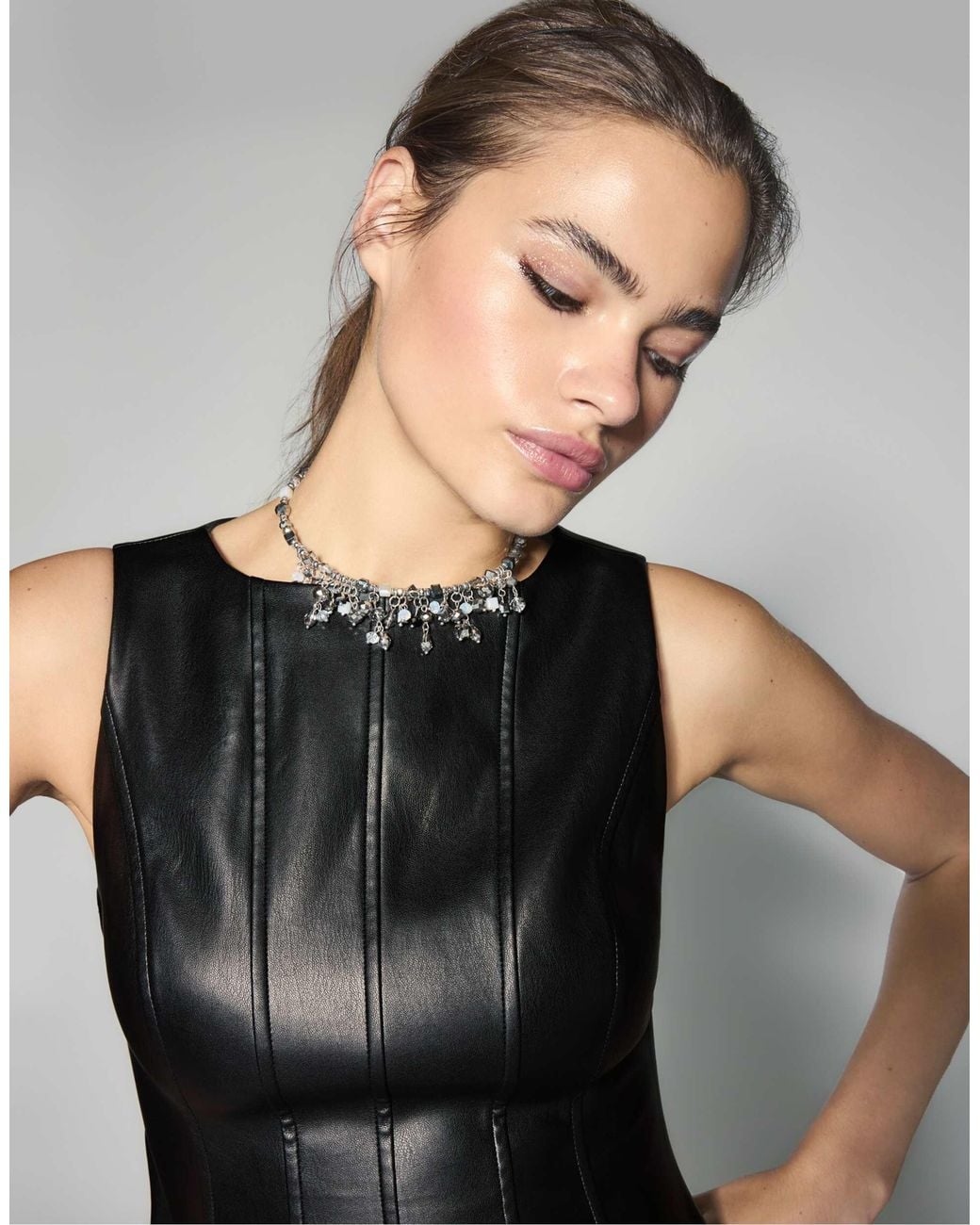 Collier ras Stradivarius en coloris Gray