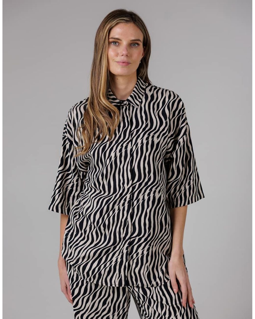 French Connection Gray Tiger Print Oversized Button-Up 3/4 Length Sleeve Shirt