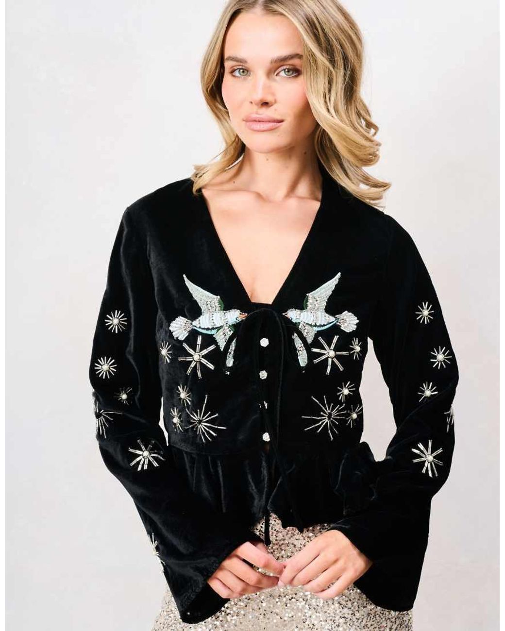 Hope & Ivy Natural The Glacia Long Sleeve V-Neck Button Front Embellished Top