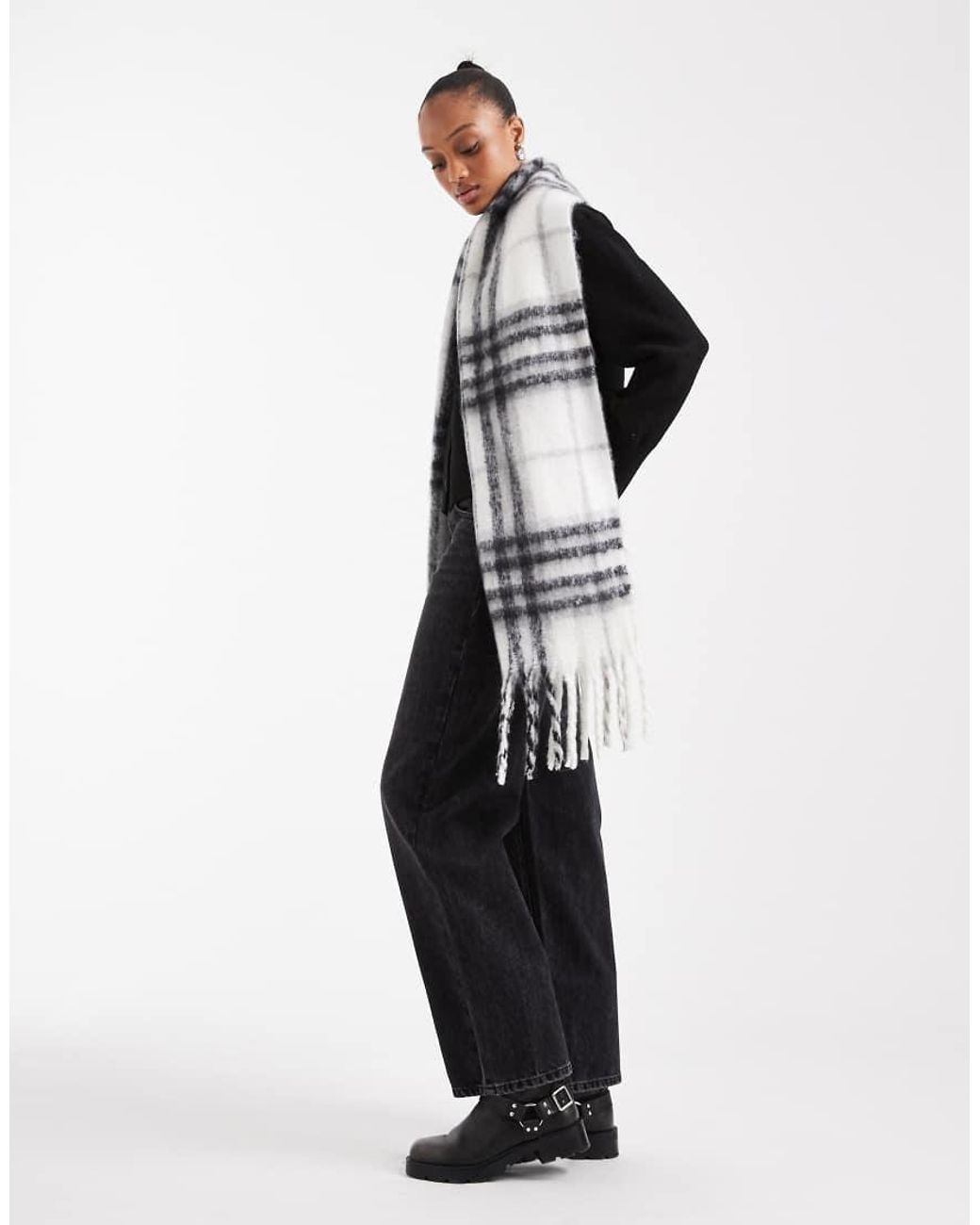 Sciarpa Bianca E Nera A Quadri Con Nappe Intrecciate di ASOS in Black
