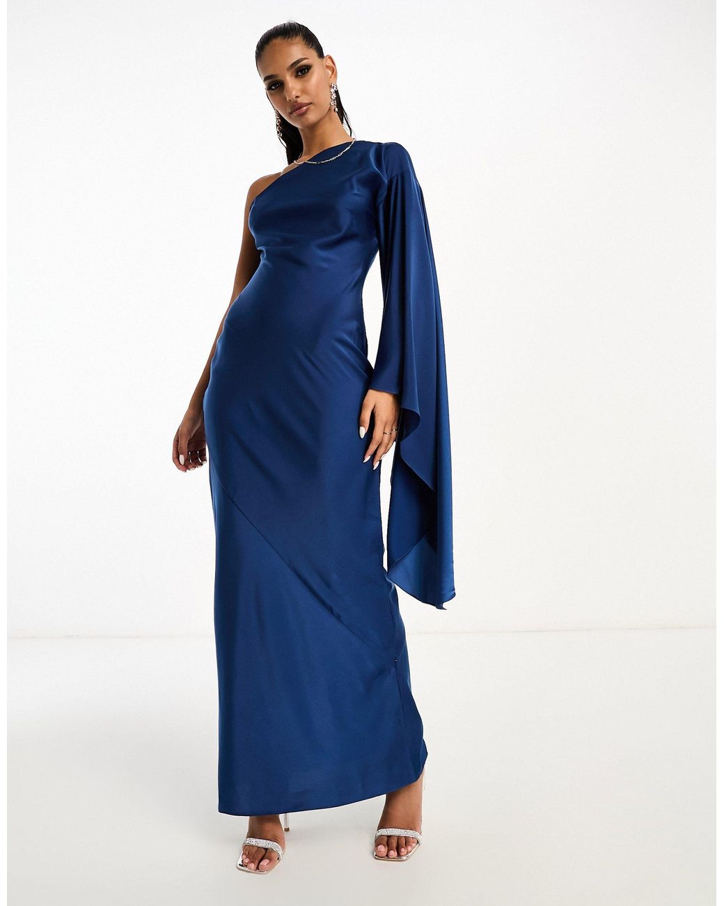 Robe longue asymétrique en satin à manche unique évasée et détail au dos  ASOS en coloris Bleu | Lyst