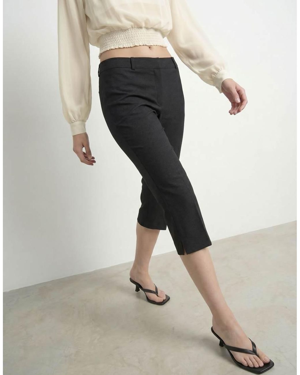 Doris Pantaloni Capri Sartoriali Slim Fit Al Ginocchio Con Spacchi Laterali Neri di HYPEDROP in Natural