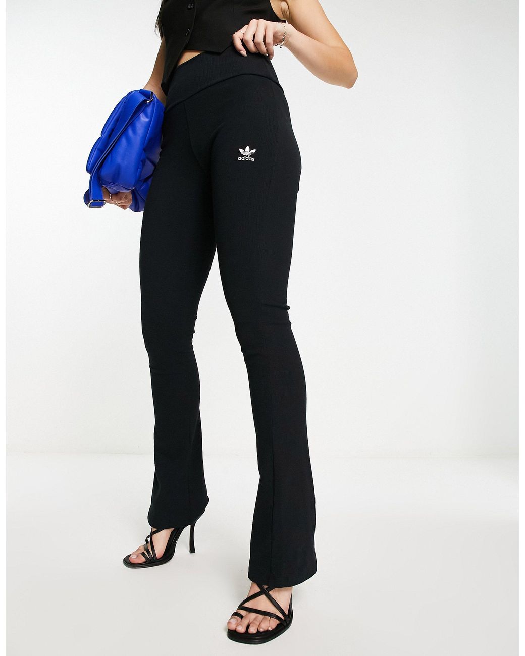 Adidas pantaloni hotsell a zampa