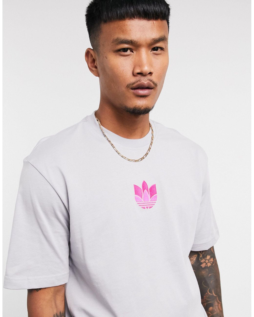 Camiseta gris con logo rosa en 3D del trébol adidas Originals de hombre de Gris | Lyst