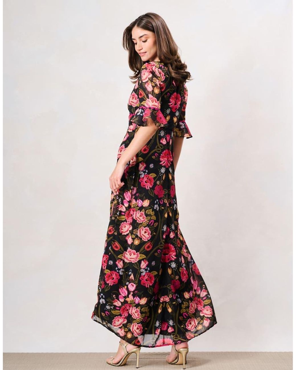 Hope & Ivy White The Kim Frill Sleeve Thigh Split Maxi Dress With Lace Trim