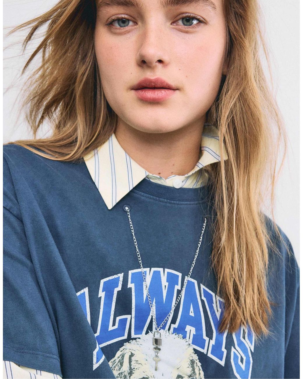 T-shirt manches courtes à imprimé graphique et appliqué Stradivarius en coloris Blue