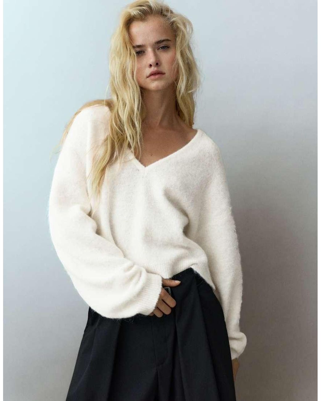 Maglione Con Scollo A V di Pull&Bear in White