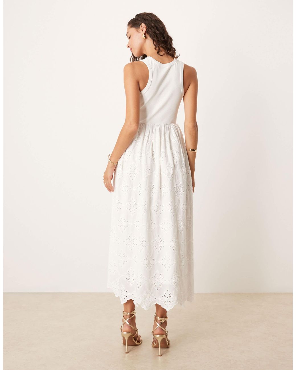 Robe sans manches mi-longue en broderie anglaise Y.A.S en coloris Natural