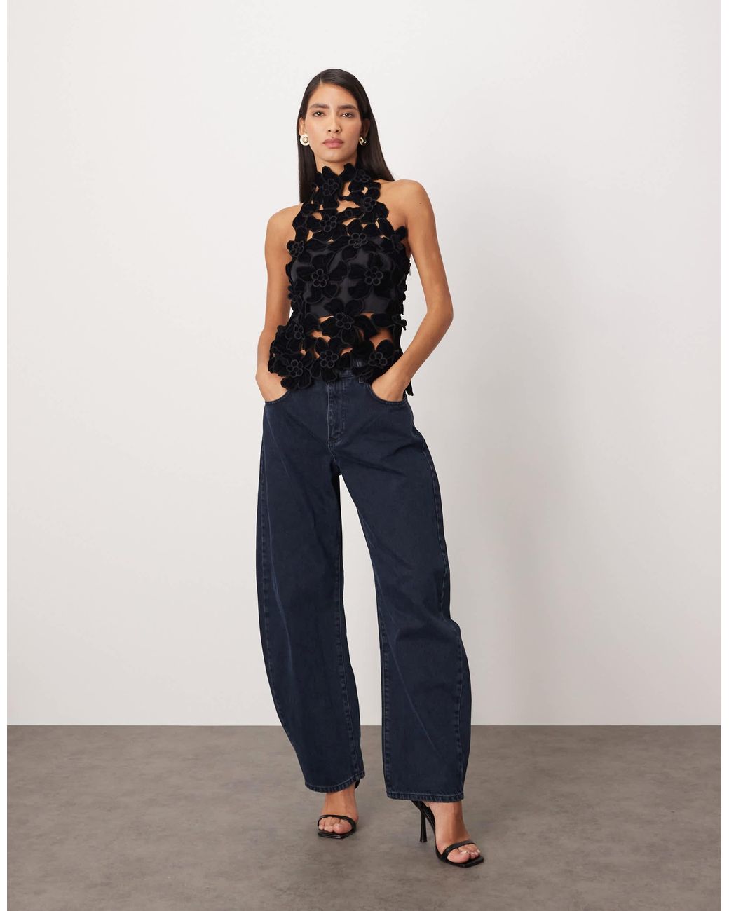 ARRANGE Black – besticktes, hochgeschlossenes samt-oberteil