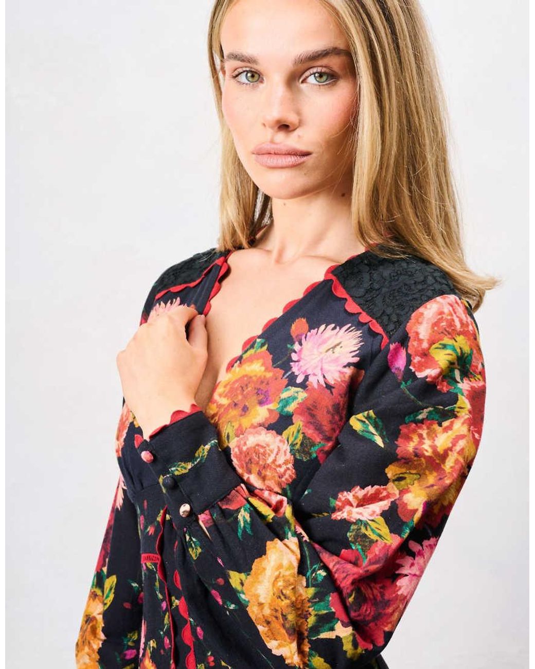 Hope & Ivy White The Luann Printed Blouson Sleeve V-Neck Tiered Midi Dress