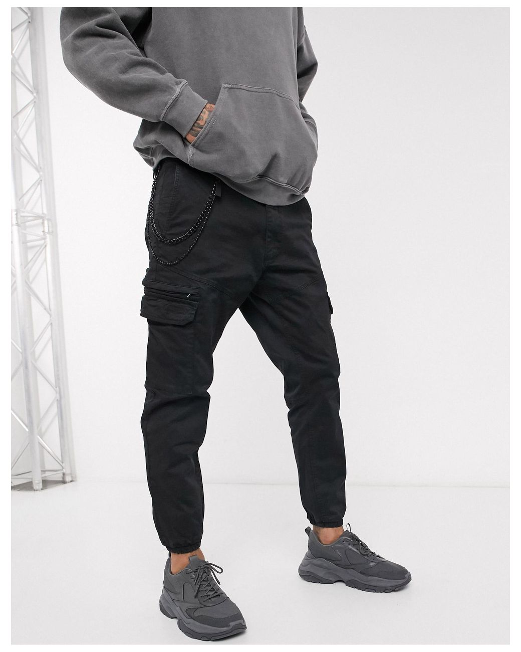 Pull&Bear Cuffed Cargo Pants With Chain in Black for Men | Lyst UK