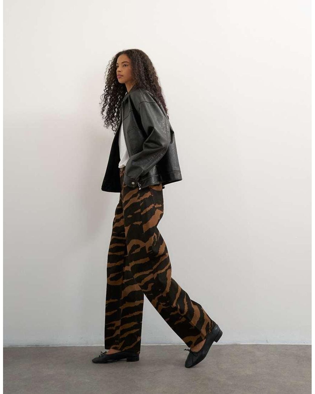 TOPSHOP Brown Mid Rise Barrel Jean
