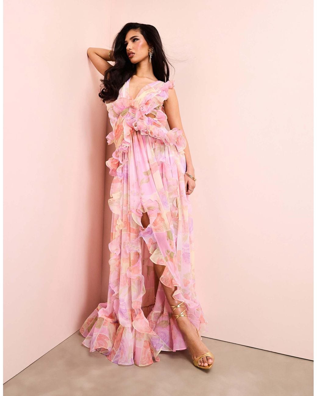 Robe d'été à ourlet volanté avec décolleté en V flatteur