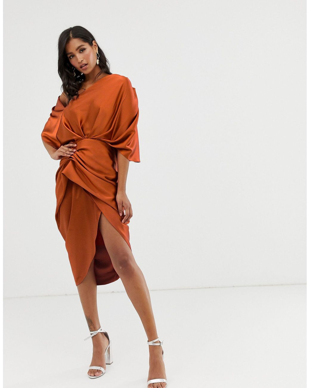 Robe mi-longue asymétrique drapée en satin ASOS en coloris Orange | Lyst