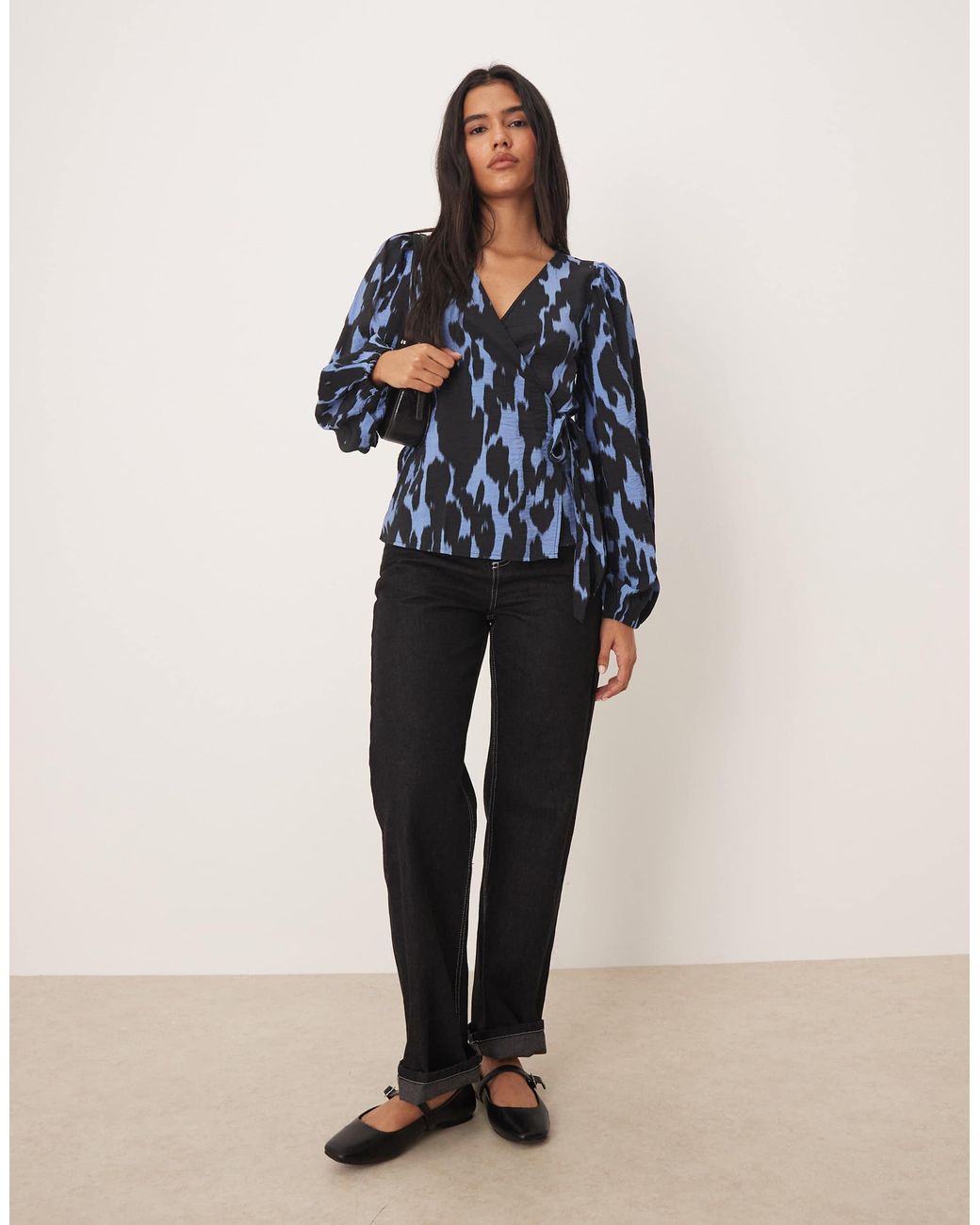 Jdy Blue – wickelbluse mit blau-em, abstraktem muster