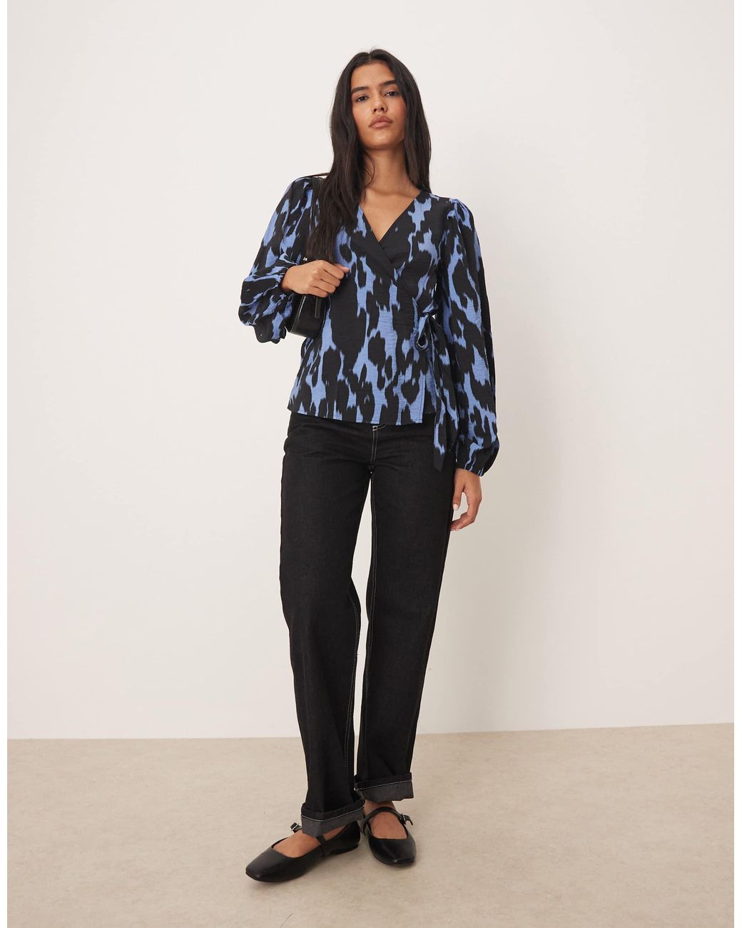 Jdy Blue – wickelbluse mit blau-em, abstraktem muster
