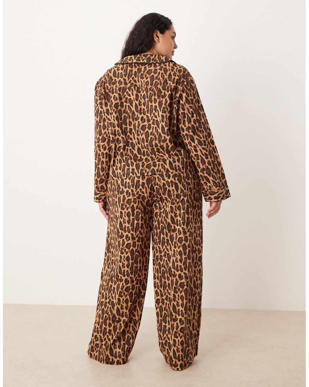 ASOS Brown Asos design curve – webstoff-pyjama aus hemd mit muschelsaum und hose, mit leopardenmuster