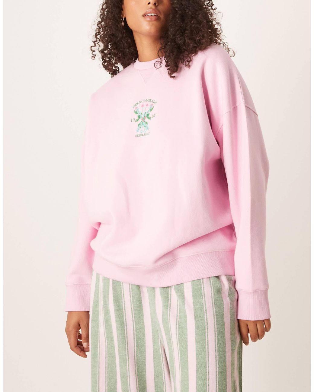 ASOS Pink Asos design curve – pyjama-set aus jersey-sweatshirt mit logo und gewebter hose mit streifen