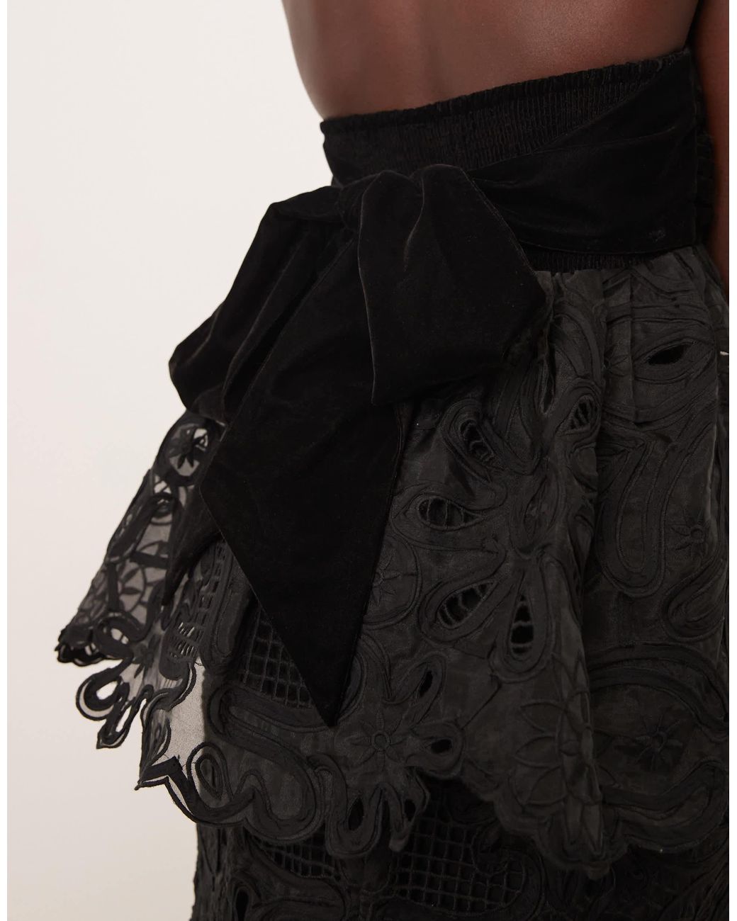 ARRANGE Natural – schulterfreies oberteil aus samt und geblümter cornelli-spitze