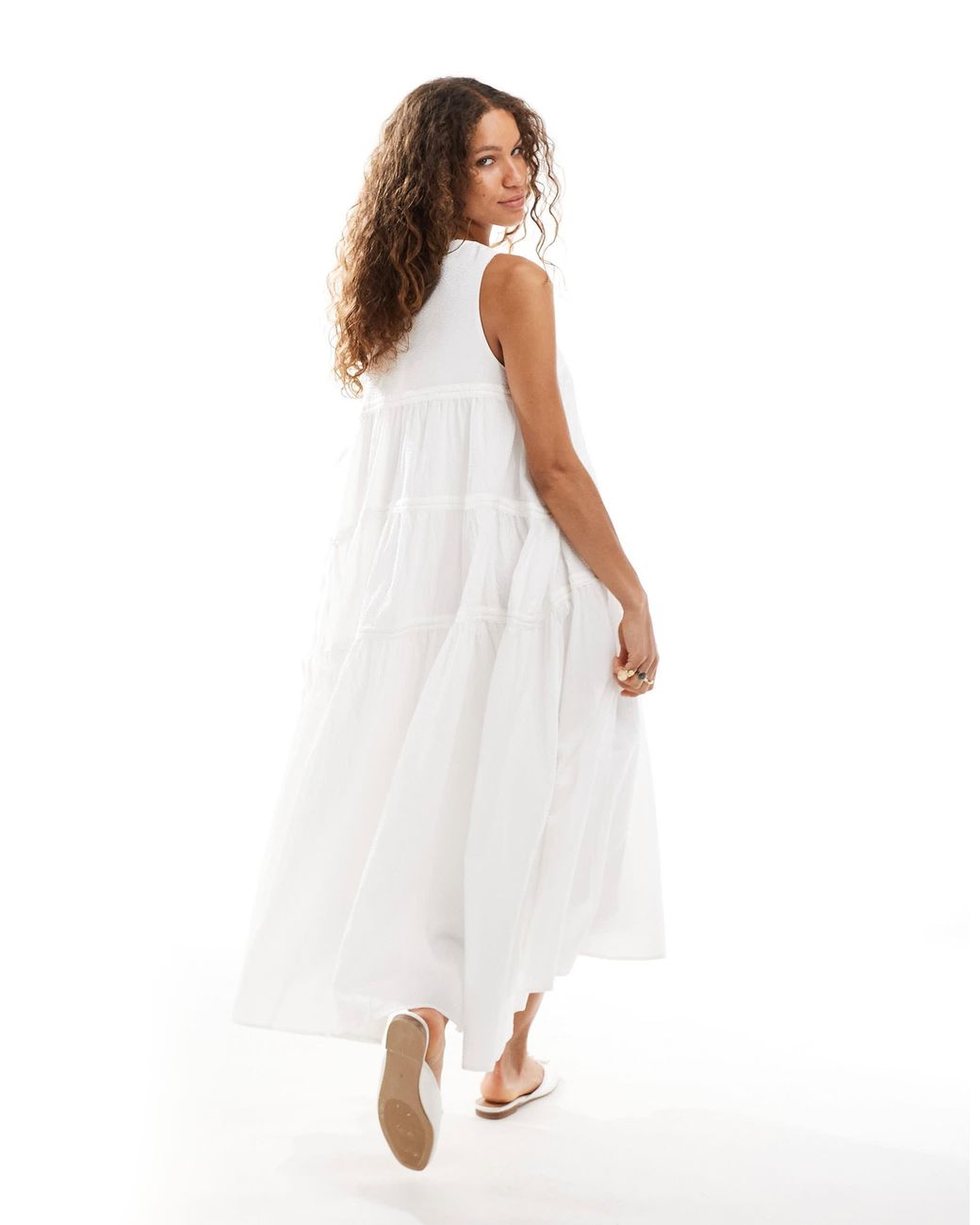ghospell ruched midi dress white Vestido midi blanco fruncido de Ghospell