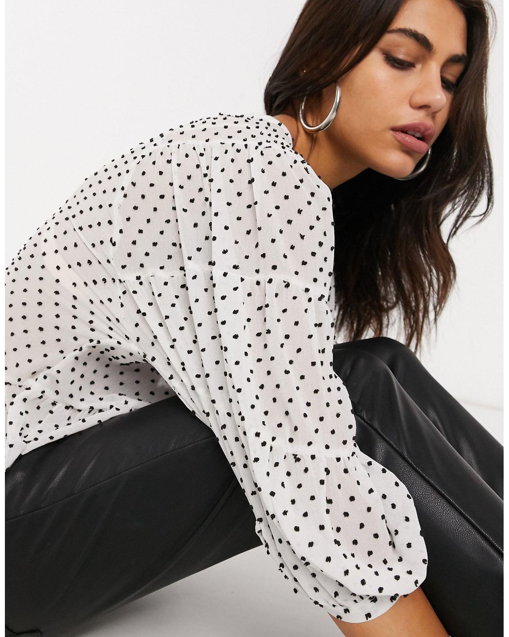 Blusa blanca con peplum y lunares Stradivarius de color Blanco Lyst