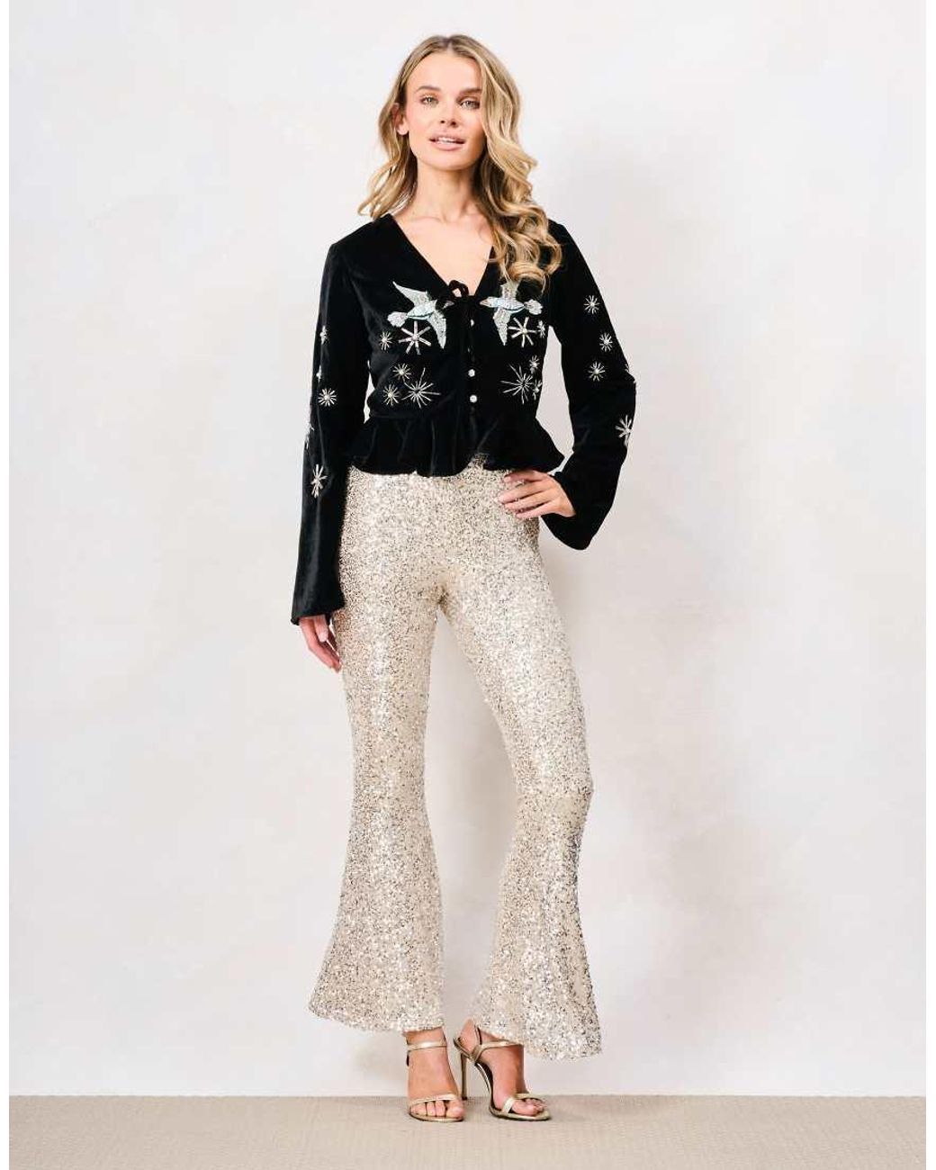 Hope & Ivy Natural The Glacia Long Sleeve V-Neck Button Front Embellished Top