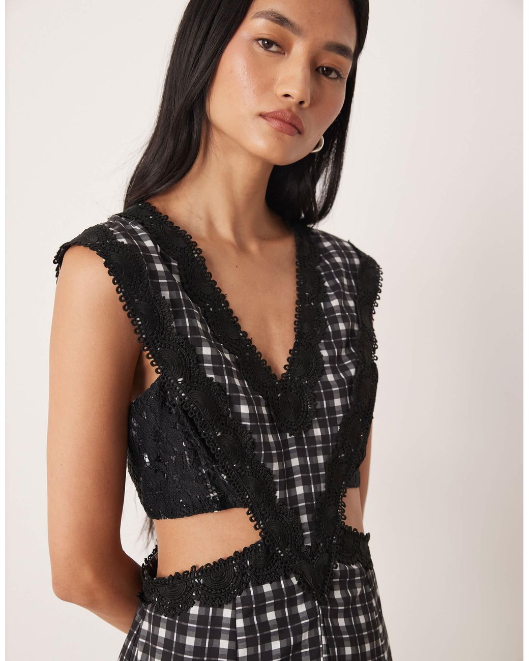 Robe longue sans manches en dentelle appliquée à carreaux et découpe - noir ASOS en coloris Multicolor