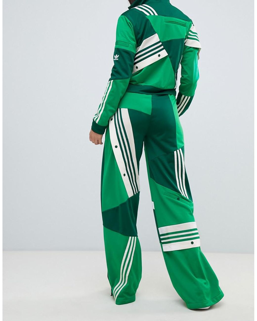 Спортивный зеленый костюм