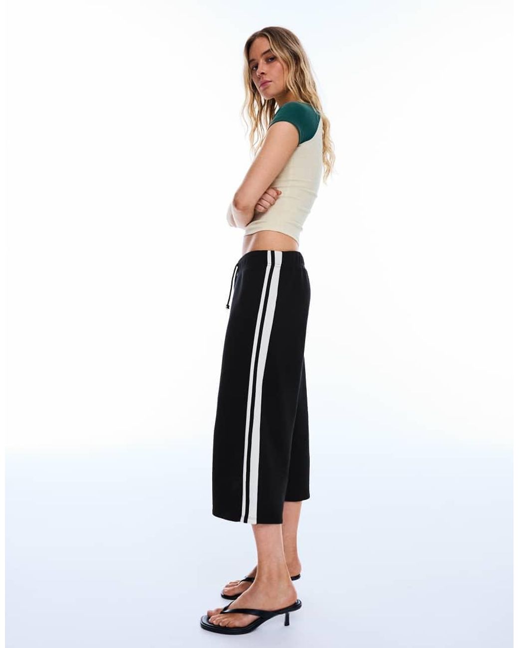 Bershka White Contrast Side-stripe Capris