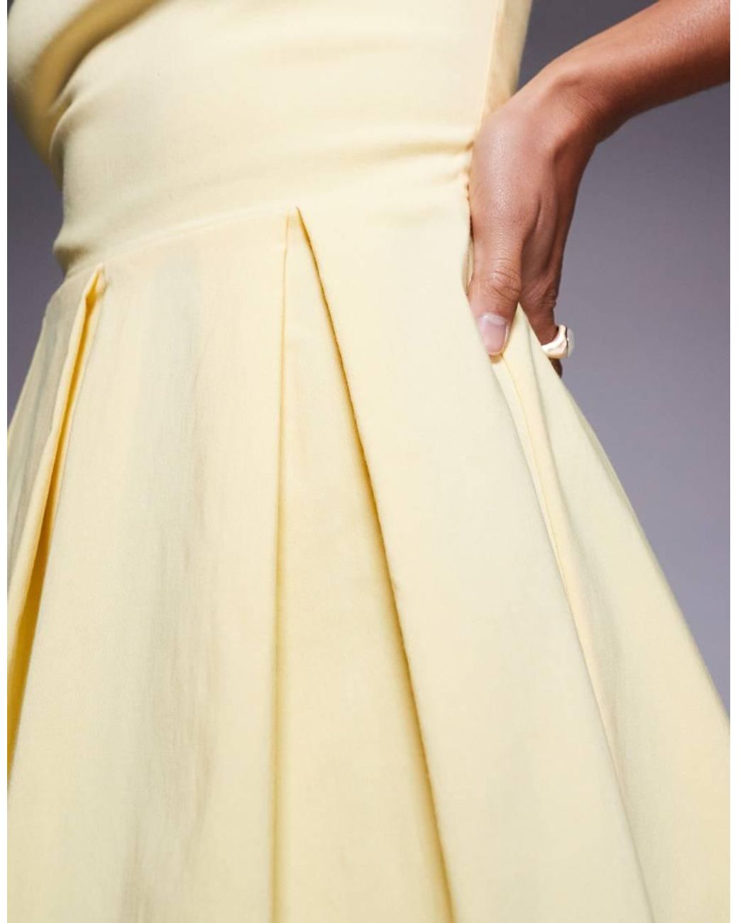 Vestido Corto Con Escote Cuadrado Y Tablas En La Falda De Bengalina De Vesper Petite de color Natural