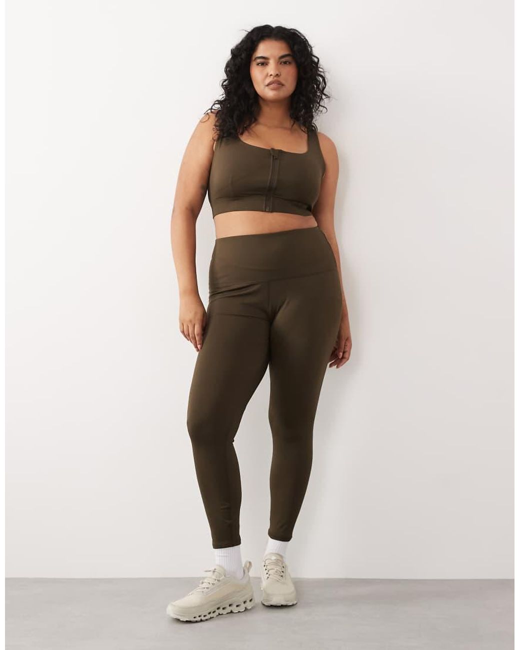 4505 Brown Curve Icon Active High Support Sports Bra With Removable Padding And Adjustable Straps
