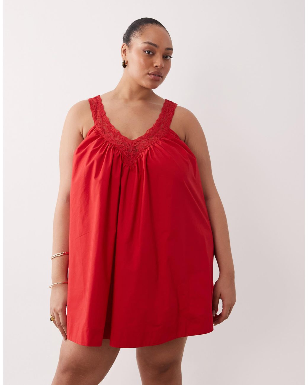 Asos design curve - robe d'été coupe babydoll courte en popeline avec col v et superposition en dentelle - tomate ASOS en coloris Red
