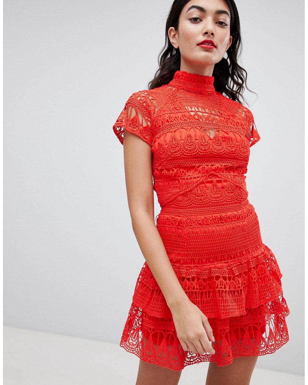 PrettyLittleThing Spitze – Hochgeschlossenes, abgestuftes Kleid aus Spitze  in Rot | Lyst AT