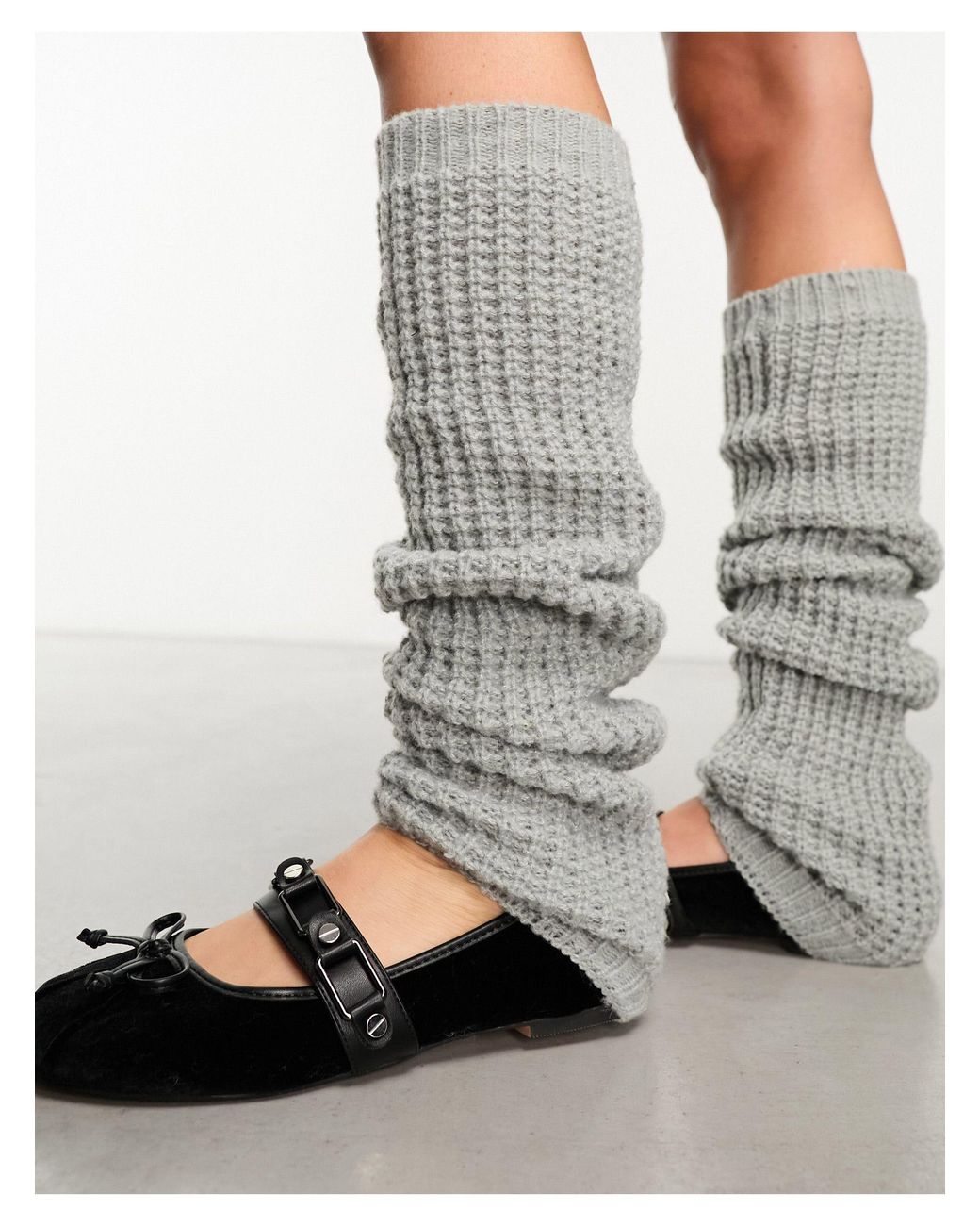 ダムソンマダー Damson Madder chunky knitted leg warmers in pale